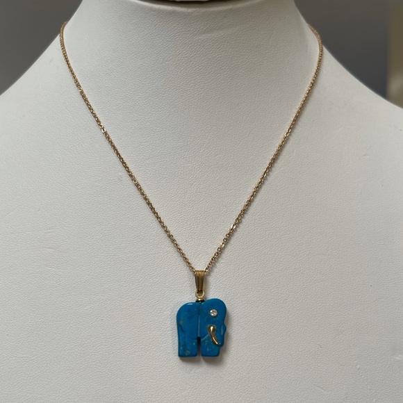 Hand-carved Howlite turquoise elephant gold tone pendant and chain - Picture 5 of 5